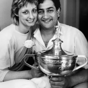 El nuevo campeón mundial de snooker Joe Johnson se mantiene con el trofeo en sus manos junto a su esposa Terryll. El nuevo campeón mundial de snooker Joe Johnson se mantiene con el trofeo en sus manos junto a su esposa Terryll.