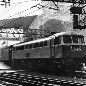 Un treno locomotiva elettrico di classe 85 della British Rail espress. Un treno locomotiva elettrico di classe 85 della British Rail espress.