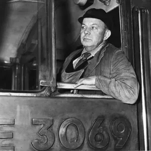Il conducente del treno Tommy Heywood nella cabina della sua espressa britannica Class 85 elettrica di British Rail. Il conducente del treno Tommy Heywood nella cabina della sua espressa britannica Class 85 elettrica di British Rail.