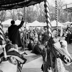 La costumbre de 300 años de celebrar un servicio en una feria el Viernes Santo fue revivido en. La costumbre de 300 años de celebrar un servicio en una feria el Viernes Santo fue revivido en.
