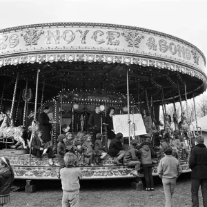 La costumbre de 300 años de celebrar un servicio en una feria el Viernes Santo se revivió en. La costumbre de 300 años de celebrar un servicio en una feria el Viernes Santo se revivió en.