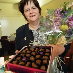 Ann Widdecombe MP en su oficina parlamentaria con chocolates. Ann Widdecombe MP en su oficina parlamentaria con chocolates.