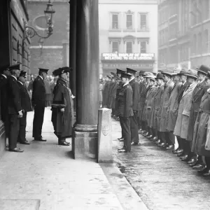 El señor William Pryke, alcalde de Londres, dirigiéndose a los agentes especiales de la Ciudad de Londres. El señor William Pryke, alcalde de Londres, dirigiéndose a los agentes especiales de la Ciudad de Londres.