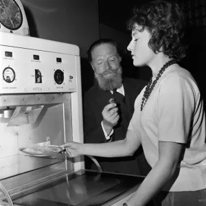 La cottura con i microonde. Circa 1962. La cottura con i microonde. Circa 1962.