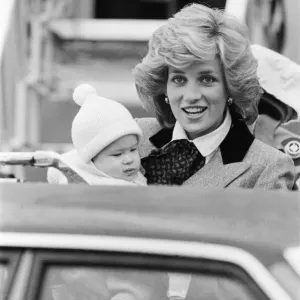Sua Altezza Reale la Principessa Diana, La Principessa di Galles ritratta con suo figlio secondogenito, Principe Harry. Sua Altezza Reale la Principessa Diana, La Principessa di Galles ritratta con suo figlio secondogenito, Principe Harry.