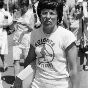 Billie Jean King llega a los Campeonatos de Tenis Wimbledon, jueves 24 de junio de 1976.
