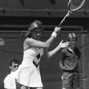 Chris Evert en acción en la cuarta ronda de los Campeonatos de Tenis de Wimbledon.