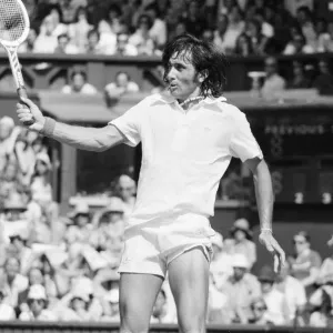 Ilie Nastase, Jugador de Tenis Rumano en acción en el Centro del Juego.