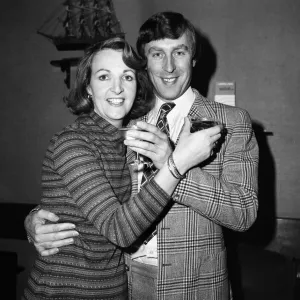 La actriz de televisión Penelope Keith con su nuevo esposo Rodney Timpson en el aeropuerto de Heathrow.