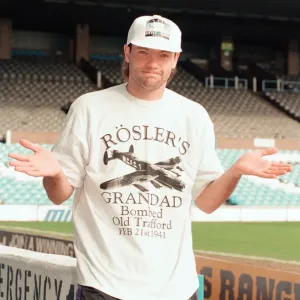 Uwe Rosler, futbolista del Manchester City, fichaje alemán, sesión de fotos en Maine Road. Uwe Rosler, futbolista del Manchester City, fichaje alemán, sesión de fotos en Maine Road.