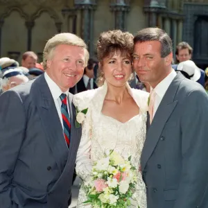 La boda de Tony Blackburn y Debbie Thomson se celebró en la Iglesia de San Margarita. La boda de Tony Blackburn y Debbie Thomson se celebró en la Iglesia de San Margarita.