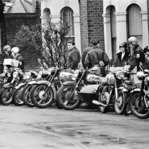 Los motociclistas ayudan al Servicio de Emergencia Voluntario. 19 de diciembre de 1965. Los motociclistas ayudan al Servicio de Emergencia Voluntario. 19 de diciembre de 1965.