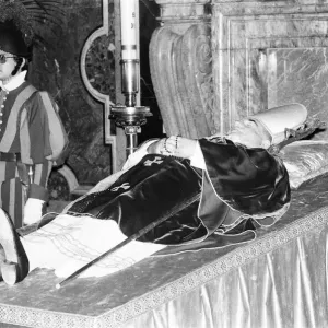 El cuerpo del Papa Juan Pablo I yacente en el Vaticano. 3 de octubre de 1978. El cuerpo del Papa Juan Pablo I yacente en el Vaticano. 3 de octubre de 1978.
