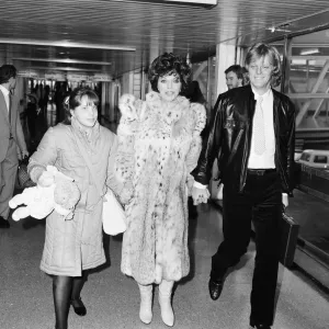 Joan Collins, Actriz con su esposo Ron Kass y hija Katyana Kennedy Kass. Joan Collins, Actriz con su esposo Ron Kass y hija Katyana Kennedy Kass.