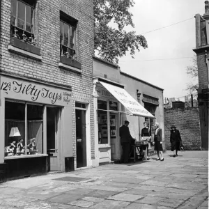 Una vía pintoresca de Kensington, Church Walk. Londres. La imagen muestra una tienda de juguetes. Una vía pintoresca de Kensington, Church Walk. Londres. La imagen muestra una tienda de juguetes.
