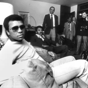 Muhammad Ali con parte del suo entourage all'hotel Skyline - 07/02/1978 Muhammad Ali con parte del suo entourage all'hotel Skyline - 07/02/1978
