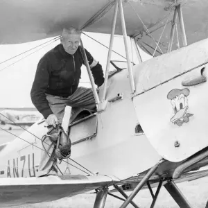 Un pilota sale a bordo di un de Havilland Tiger Moth all'aeroporto di Bagington. Circa 1960. Un pilota sale a bordo di un de Havilland Tiger Moth all'aeroporto di Bagington. Circa 1960.