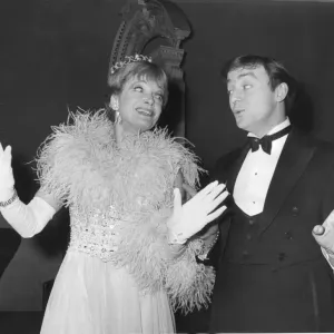 Anna Neagle tanzte mit Gerry Marsden im Musical Charlie Girl am 27. Februar 1968 Anna Neagle tanzte mit Gerry Marsden im Musical Charlie Girl am 27. Februar 1968
