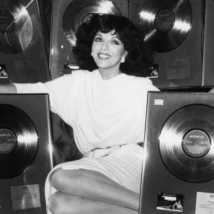 Joan Collins mit Goldplatten für den Soundtrack von „The Bitch“ vorgestellt – März 1980 Joan Collins mit Goldplatten für den Soundtrack von „The Bitch“ vorgestellt – März 1980