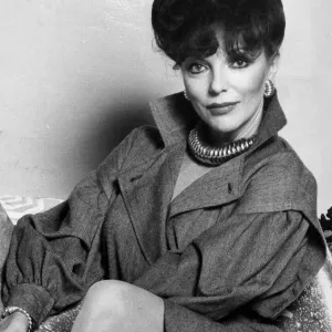 Joan Collins im Hotelzimmer während eines Interviews, November 1982, den 5. und des elften Novembers dieses Jahres Joan Collins im Hotelzimmer während eines Interviews, November 1982, den 5. und des elften Novembers dieses Jahres
