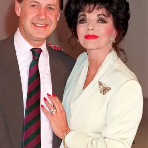 Joan Collins und John Standing in Studio bei der Photo Call zur Vorstellung neuer BBC-Serie Joan Collins und John Standing in Studio bei der Photo Call zur Vorstellung neuer BBC-Serie