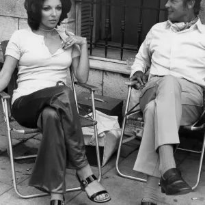Joan Collins und Roger Moore während des Drehes der Fernsehserie Die Verschwörer - Juni 1970 Joan Collins und Roger Moore während des Drehes der Fernsehserie Die Verschwörer - Juni 1970