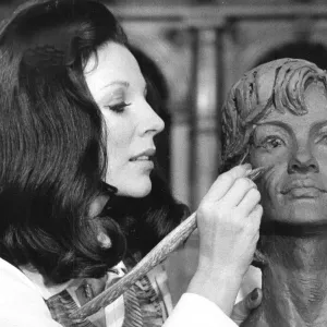Joan Collins arbeitet an einem Tonlehm-Modell während der Dreharbeiten am Elstree-Studios Joan Collins arbeitet an einem Tonlehm-Modell während der Dreharbeiten am Elstree-Studios