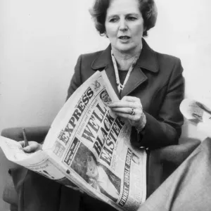 Margaret Thatcher liest die Daily Express am 10. April 1979 Margaret Thatcher liest die Daily Express am 10. April 1979