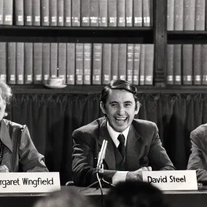 Frau Margaret Wingfield und David Steele bei der Pressekonferenz der Liberal Party am 27 . September 1974 Frau Margaret Wingfield und David Steele bei der Pressekonferenz der Liberal Party am 27 . September 1974