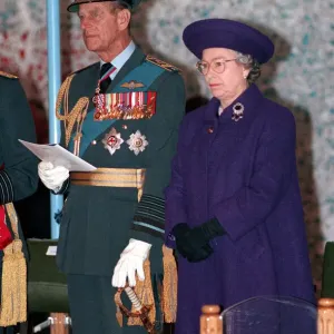 Königin Elisabeth II und Prinz Philipp überreichen Farben bei der RAF Marham im April 1994 Königin Elisabeth II und Prinz Philipp überreichen Farben bei der RAF Marham im April 1994