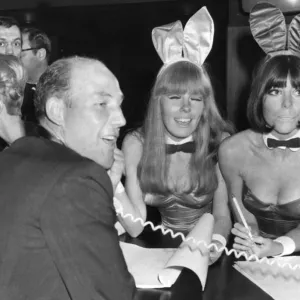 Stirling Moss con Chicas Conejitas - Julio 1966. Stirling Moss con Chicas Conejitas - Julio 1966.