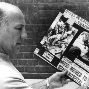 Stirling Moss leyendo recortes de su accidente durante la carrera - agosto 1982. Stirling Moss leyendo recortes de su accidente durante la carrera - agosto 1982.