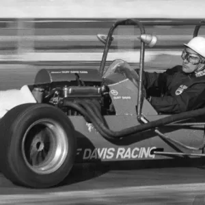 Stirling Moss probando coche de carreras midget en el circuito de White City - diciembre 1971. Stirling Moss probando coche de carreras midget en el circuito de White City - diciembre 1971.