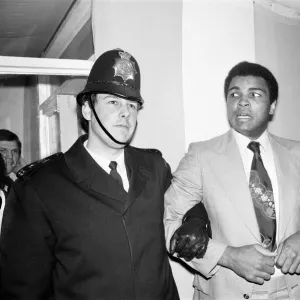 Muhammad Ali under friendly arrest of two London Police officers who were at the training