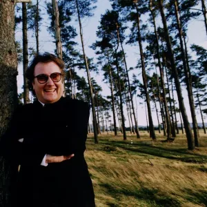 Music - Singer and songwriter Gerry Rafferty wearing glasses black jacket white shirt