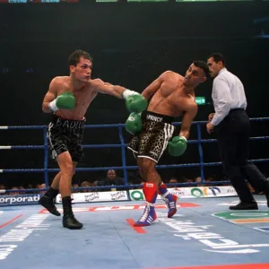 NASEEM HAMED DUCKS FROM JOSE BADILLO OCTOBER 1997 DURING THEIR WORLD TITLE FIGHT LAST