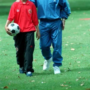 PHOTOSHOOT OF GEORGE BEST SITTING IN PARK WITH SON CALUM BEST - 93 / 7487 www