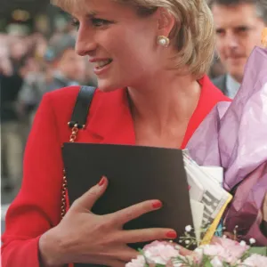 PRINCESS DIANA WEARING A RED SUIT, BLACK TIGHTS AND SHOES AT THE CAFE ROYAL - 27 / 09 / 1995