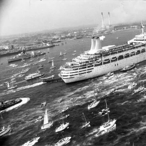 SS Canberra returns to Southampton after the Falklands War service escorted by small