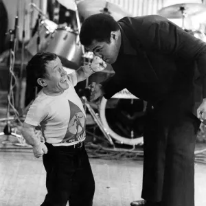 Star of the film star warI Kenny Baker lands a good punch on Ali nose