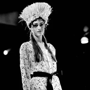 YASMIN LE BON - MODEL ON THE CATWALK 10 / 10 / 1988