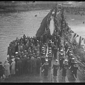 Naval band & crowds on Banjo Pier as Prince George arrives