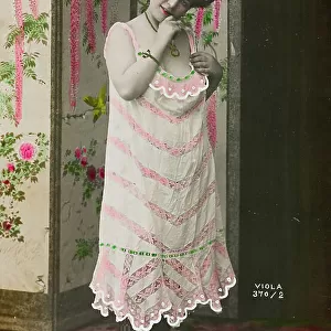 Postcard, portrait of a woman with room divider, "Album para Tarjetas postales"