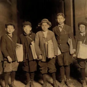 Niños Vendedores de Periódicos en la Calle después de las 9:00 p.m. Niños Vendedores de Periódicos en la Calle después de las 9:00 p.m.