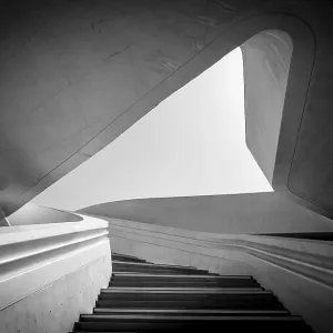 Arquitectura moderna y escalera vacía que conduce a un espacio abierto brillante. Arquitectura moderna y escalera vacía que conduce a un espacio abierto brillante.
