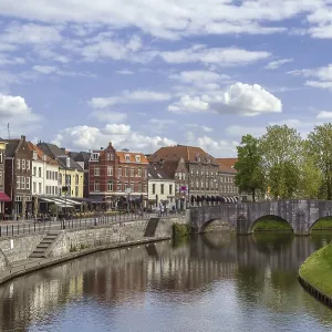 Vista del río Mosa con puente en Roermond.