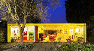 <b class=qtipBold><figcaption>22 Parkside DP147465</figcaption></b><br>22 Parkside, Wimbledon, Merton, London. Exterior of house lit at twilight. By Richard and Su Rogers 1969-70 NHLE 1409979.<br><em>© Historic England</em> 22 Parkside DP147465