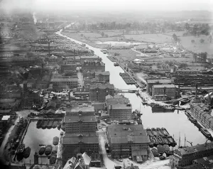 South-West England - Aerial Views: Print of Gloucester EPW037834, a 1932 aerial photograph