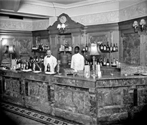 Images Dated 20th July 2007: Bartenders at the Trocadero Restaurant DD76_00013