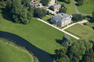 <b class=qtipBold><figcaption>Broadlands House 29640_015</figcaption></b><br>Broadlands House, Romsey, Hampshire. An 18th century country house built around an Elizabethan shell. Listed Grade I.<br><em>© Historic England Archive</em> Broadlands House 29640_015